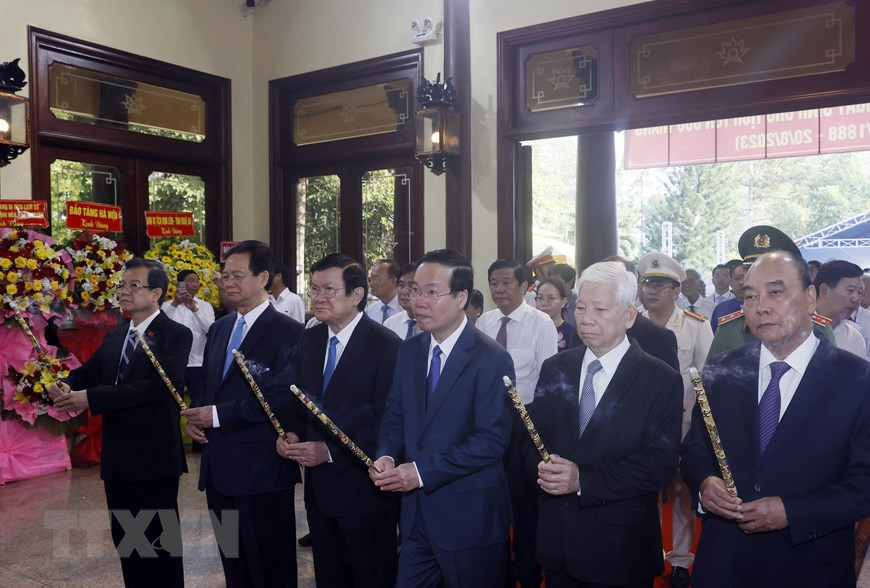 Lãnh đạo, nguyên lãnh đạo Đảng, Nhà nước dâng hương tưởng niệm cố Chủ tịch Tôn Đức Thắng (Ảnh: TTXVN).