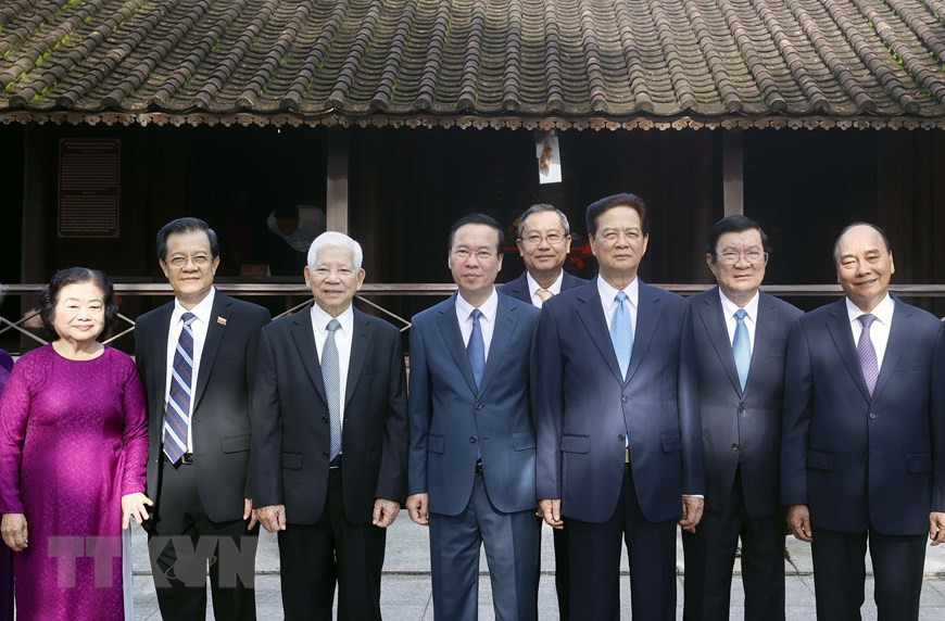 Lãnh đạo, nguyên lãnh đạo Đảng, Nhà nước và tỉnh An Giang chụp ảnh lưu niệm tại Khu lưu niệm Chủ tịch Tôn Đức Thắng (Ảnh: TTXVN).