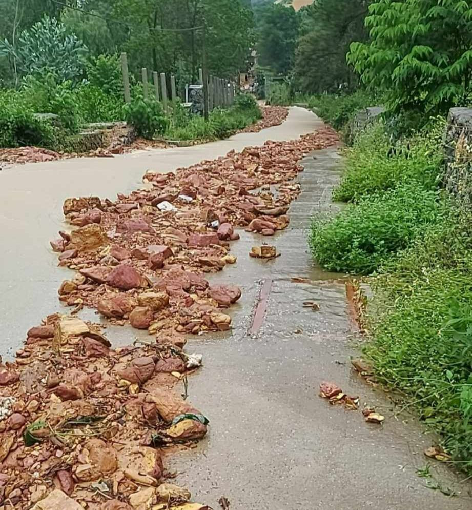 Nước lũ khiến mọi hoạt động đi lại bị ảnh hưởng. Nước lũ khiến mọi hoạt động đi lại bị ảnh hưởng.