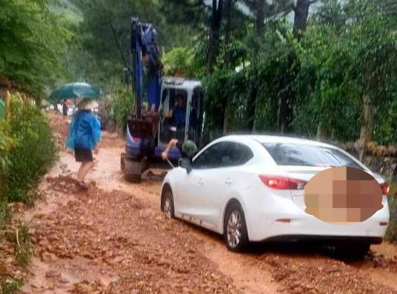 Việc giải cứu phương tiện được gấp rút triển khai. Việc giải cứu phương tiện được gấp rút triển khai.