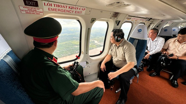 Thủ tướng thị sát từ trên trực thăng (Ảnh: VGP). Thủ tướng thị sát từ trên trực thăng (Ảnh: VGP).