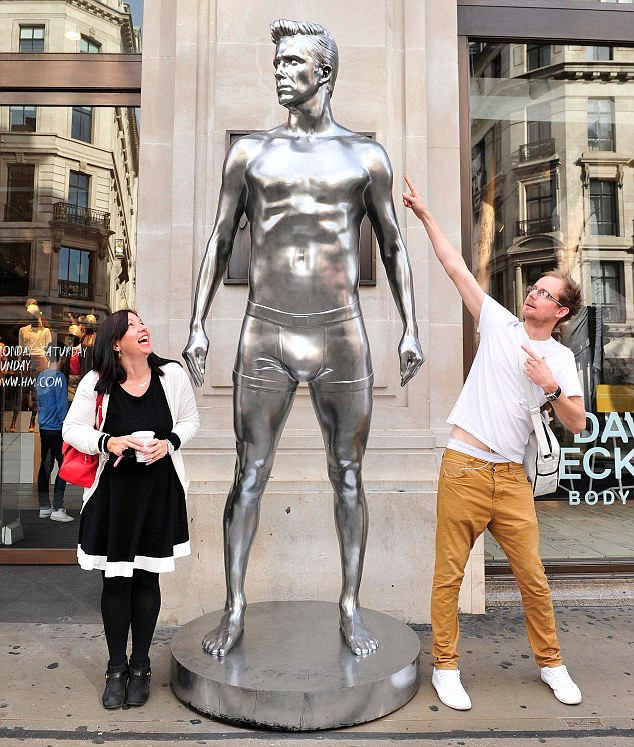 Người qua đường thích thú khi được ngắm nhìn cơ thể David Beckham dù chỉ là tượng