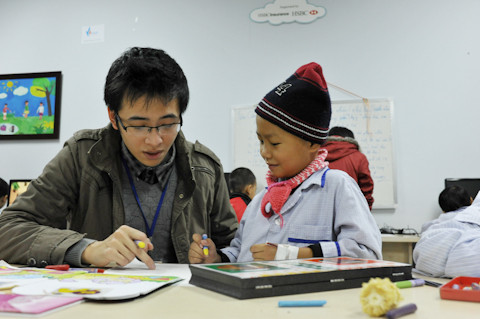 Sinh viên Viết Minh (Khoa Luật, Đại học Quốc gia Hà Nội) chơi cùng cháu Nguyễn Tiến Dũng (6 tuổi), mắc ung thư máu.