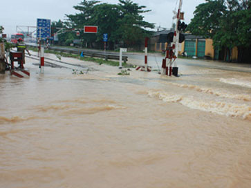 Nước tràn quá đường sắt Bắc - Nam địa bàn TX Hoàng Mai, Nghệ An. Ảnh: VOV 