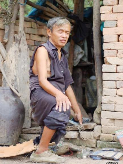 Ông Hỷ trong túp lều của mình. Ảnh: Thiên Hương Ông Hỷ trong túp lều của mình. Ảnh: Thiên Hương