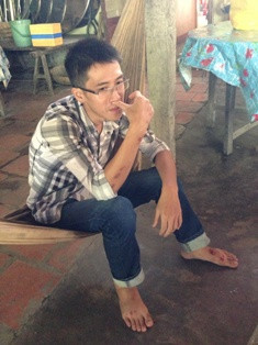 ù bị thương nặng ở chân nhưng anh trai của Uyên vẫn ráng cố về nhìn mặt em trước khi đi bệnh viện điều trị