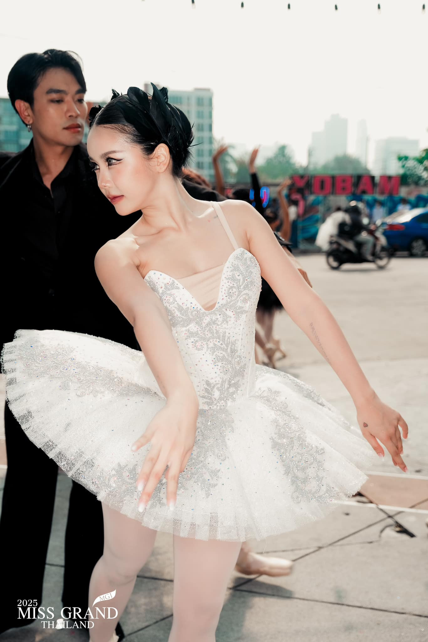 Một thí sinh hóa thân thành vũ công ba lê. Cô mặc trang phục lông vũ màu trắng, thể hiện khả năng nhảy múa bên dàn vũ công hùng hậu.