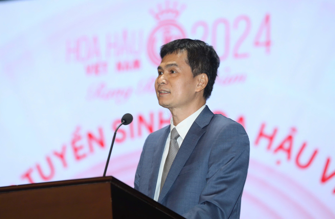 Nhà báo Lý Thành Tâm, đại diện Ban tổ chức Hoa hậu Việt Nam 2024 chia sẻ tại sự kiện. Nhà báo Lý Thành Tâm, đại diện Ban tổ chức Hoa hậu Việt Nam 2024 chia sẻ tại sự kiện.