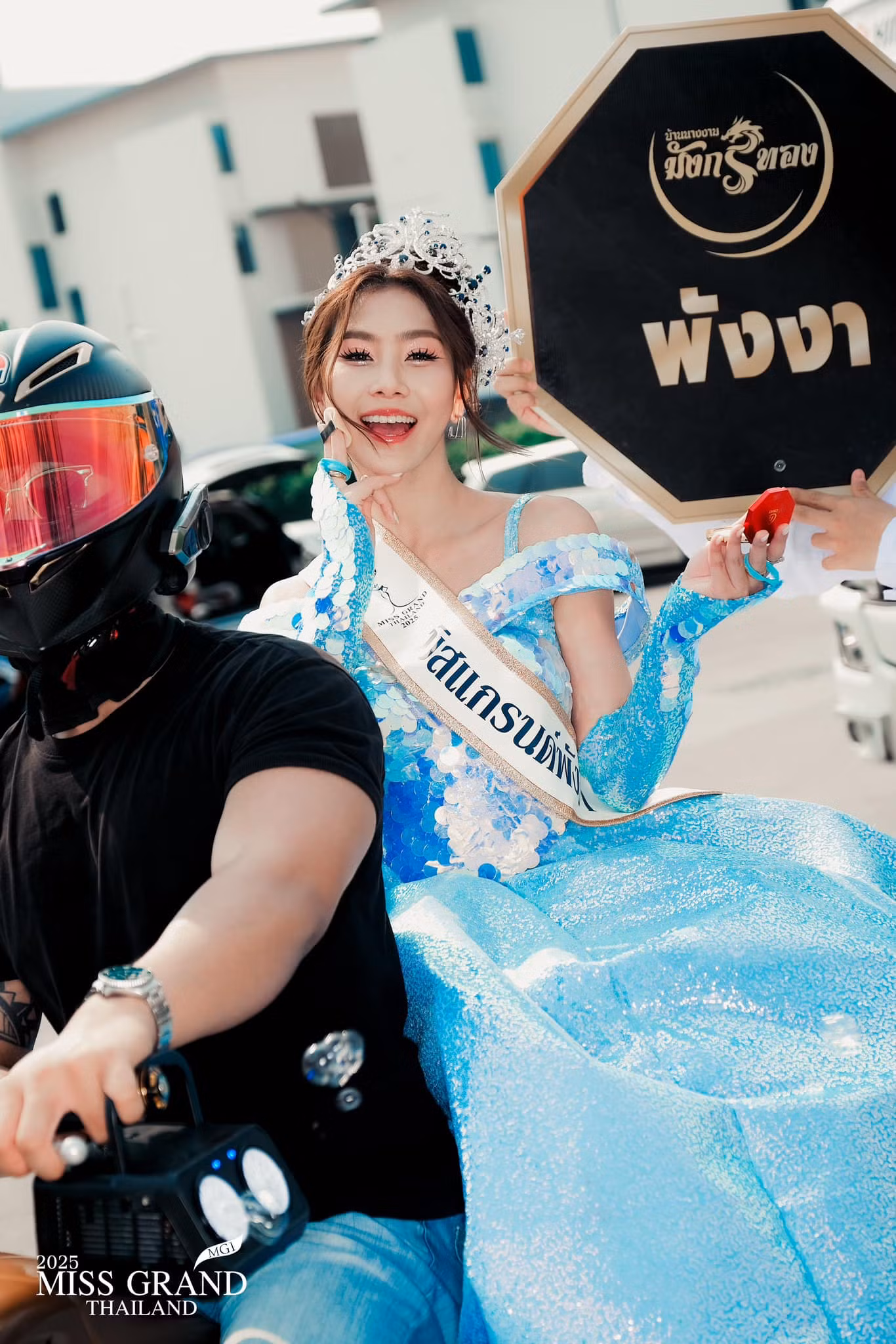 Một người đẹp ăn mặc lộng lẫy như công chúa, được đưa đến nơi tập trung bằng xe phân khối lớn.