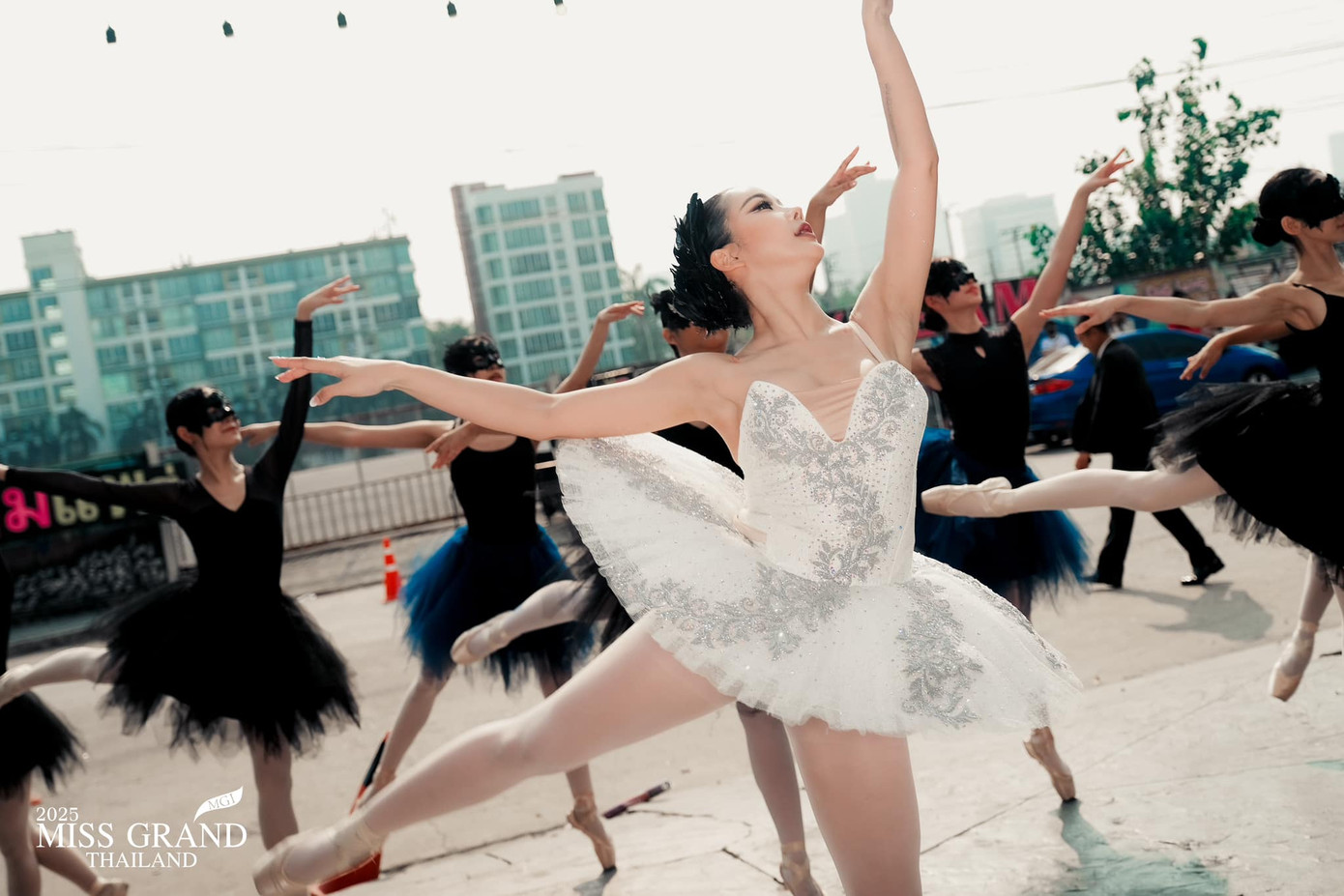 Một thí sinh hóa thân thành vũ công ba lê. Cô mặc trang phục lông vũ màu trắng, thể hiện khả năng nhảy múa bên dàn vũ công hùng hậu.