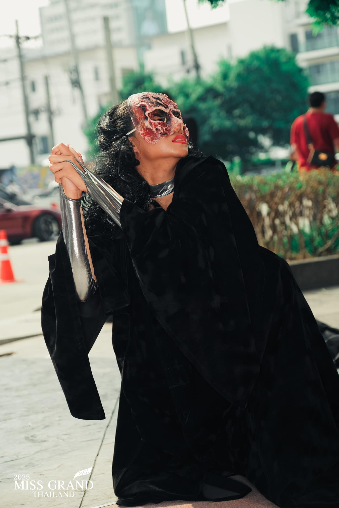 Ông chủ của Hoa hậu Hòa bình Thái Lan là Nawat mới mua thêm bản quyền Hoa hậu Hoàn vũ Thái Lan. Ngay sau đó, ông Nawat đưa ra loạt quy định khắt khe với các thí sinh muốn tham gia hai sân chơi sắc đẹp này. Ông Nawat khẳng định thí sinh từng tham gia cuộc thi Miss Cosmo bị cấm không được tham gia Hoa hậu Hoàn vũ Thái Lan và Hoa hậu Hòa bình Thái Lan.