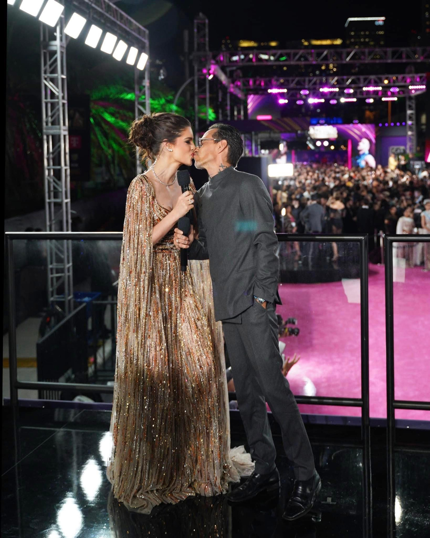 Nadia Ferreira bị chồng trêu chọc trên thảm đỏ.