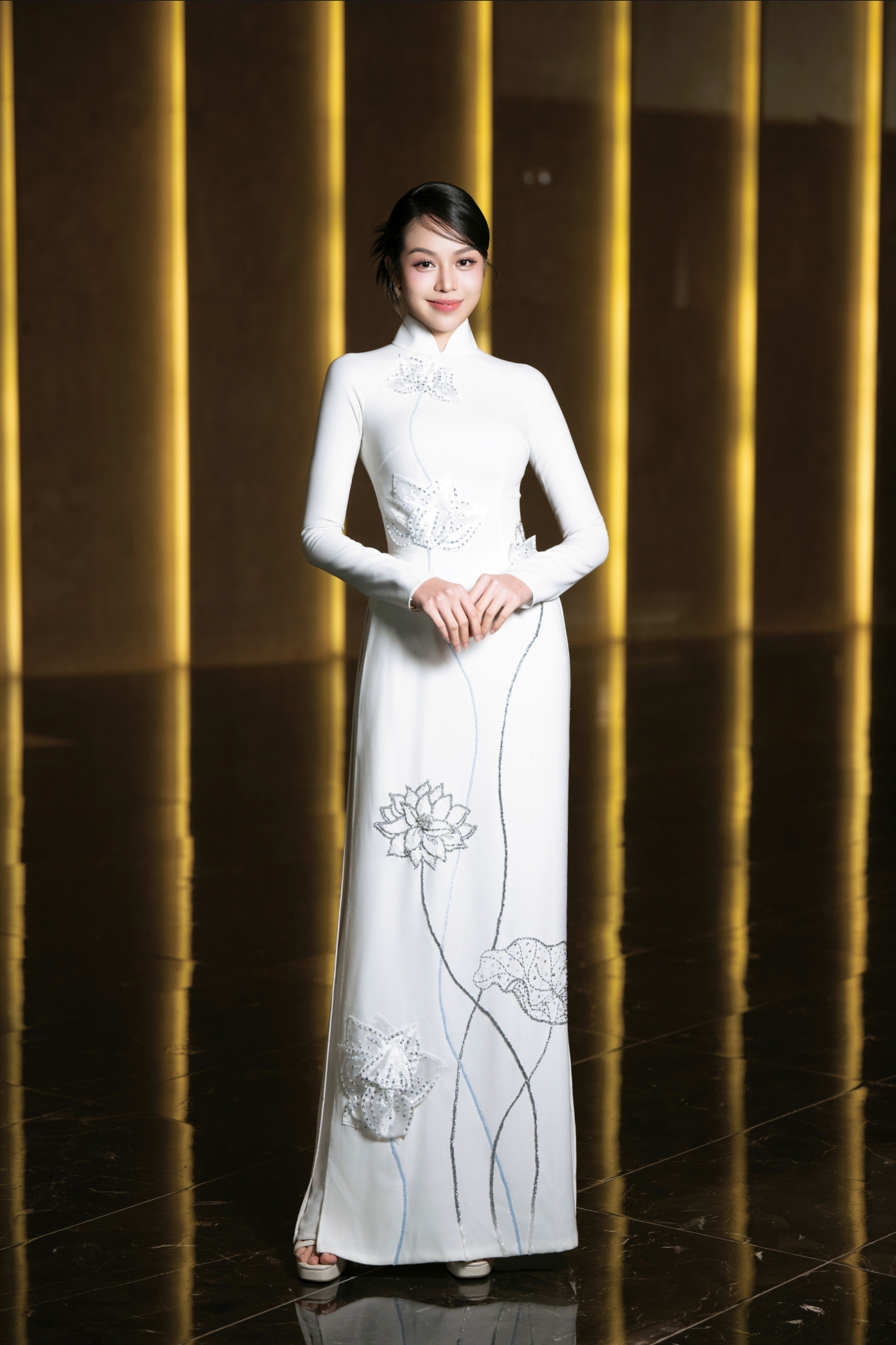 Hoa hậu Thanh Thủy còn có cơ hội trải nghiệm văn hóa Nhật Bản tại Trung tâm Thông tin Văn hóa Đại sứ quán Nhật Bản, được giới thiệu về thư viện với nhiều đầu sách, báo, tạp chí, truyện tranh Nhật Bản và sách học tiếng Nhật.