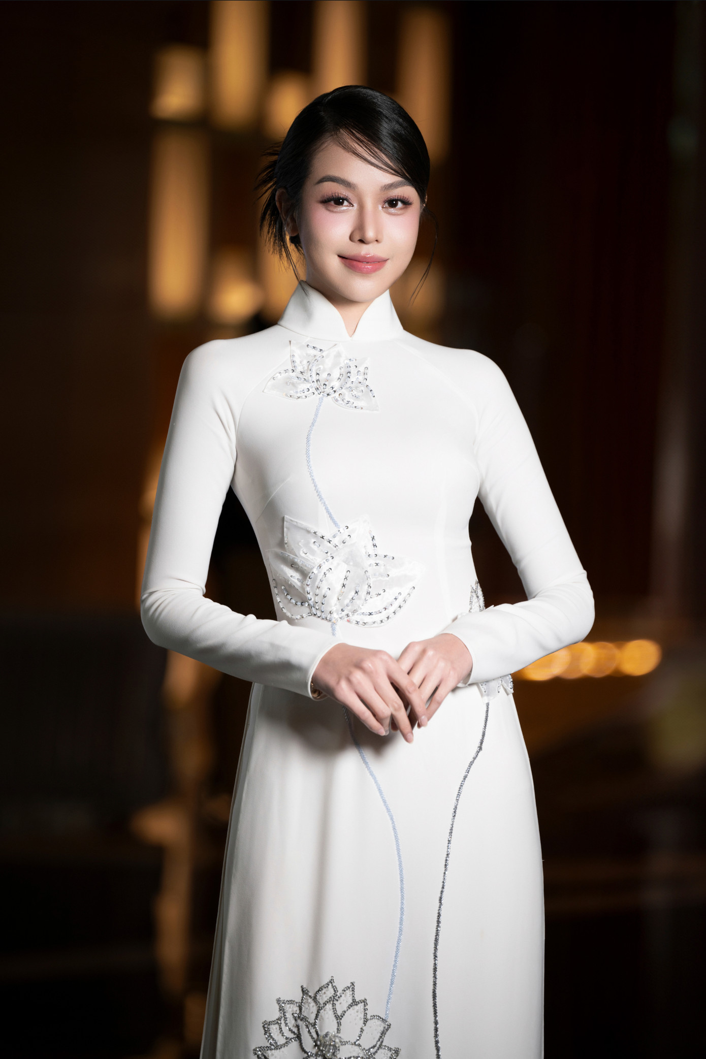 Hoa hậu Thanh Thủy còn có cơ hội trải nghiệm văn hóa Nhật Bản tại Trung tâm Thông tin Văn hóa Đại sứ quán Nhật Bản, được giới thiệu về thư viện với nhiều đầu sách, báo, tạp chí, truyện tranh Nhật Bản và sách học tiếng Nhật.