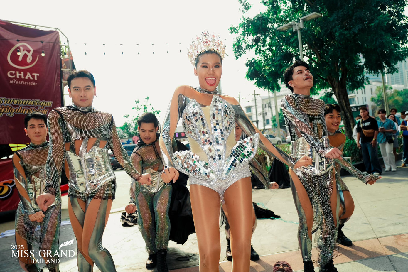 77 thí sinh đại diện cho các tỉnh, thành của Thái Lan đã nhập cuộc Hoa hậu Hòa bình Thái Lan 2025 vào sáng 23/2. Từ sáng sớm, địa điểm diễn ra sự kiện đã nhộn nhịp với sự xuất hiện ấn tượng, kỳ dị của nhiều người đẹp. Sự kiện nhập cuộc tại Hoa hậu Hòa bình Thái Lan luôn được fan sắc đẹp Thái Lan chờ đón vì nhiều màn xuất hiện độc, lạ. Tuy nhiên, không ít thí sinh bị chỉ trích cố tình làm lố để gây chú ý.