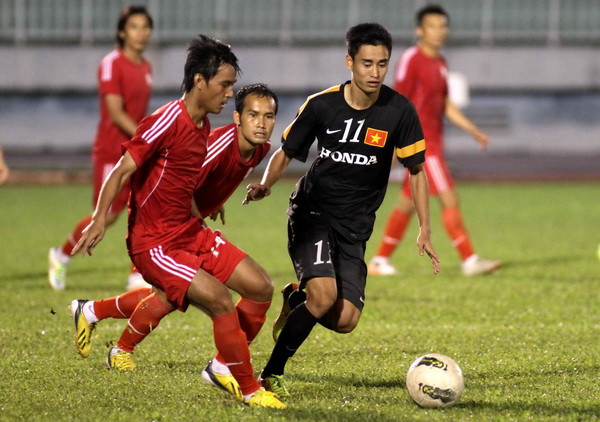 U23 Việt Nam (áo đen) giành chiến thắng trước đội hạng Nhất, TPHCM. Ảnh: Thanh niên