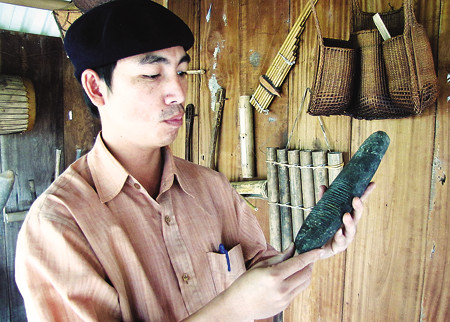 Chiếc rựa đá quý hiếm Nghếu đang gìn giữ được cho là có từ thời đồ đá Ảnh: Ngọc Văn