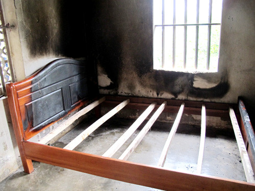 Giường mẹ con chị Luyến - hiện trường chính vụ thảm án đã bị cháy đen