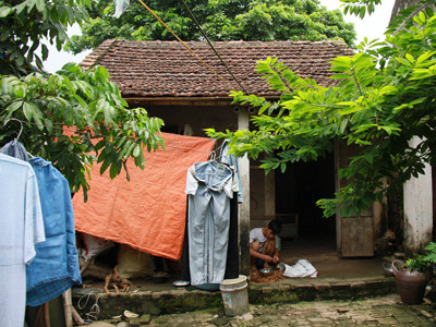 Căn nhà lụp xụp của hai mẹ con Phạm Văn Đích. Ảnh: T. Phong