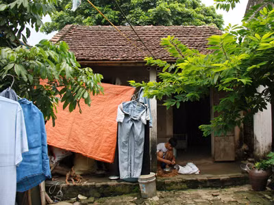 Căn nhà lụp xụp của hai mẹ con Phạm Văn Đích. Ảnh: T. Phong