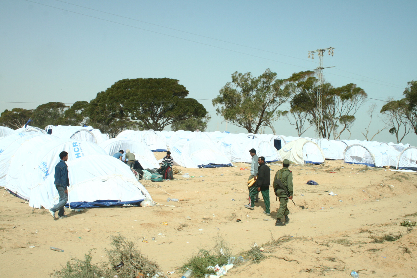 Lính canh luôn bảo vệ trại tị nạn