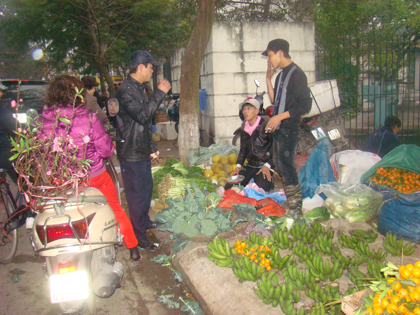 Quả đu đủ đem lại hy vọng một năm no đủ, bán ở chợ Thanh Nhàn giá 10.000 đồng/kg