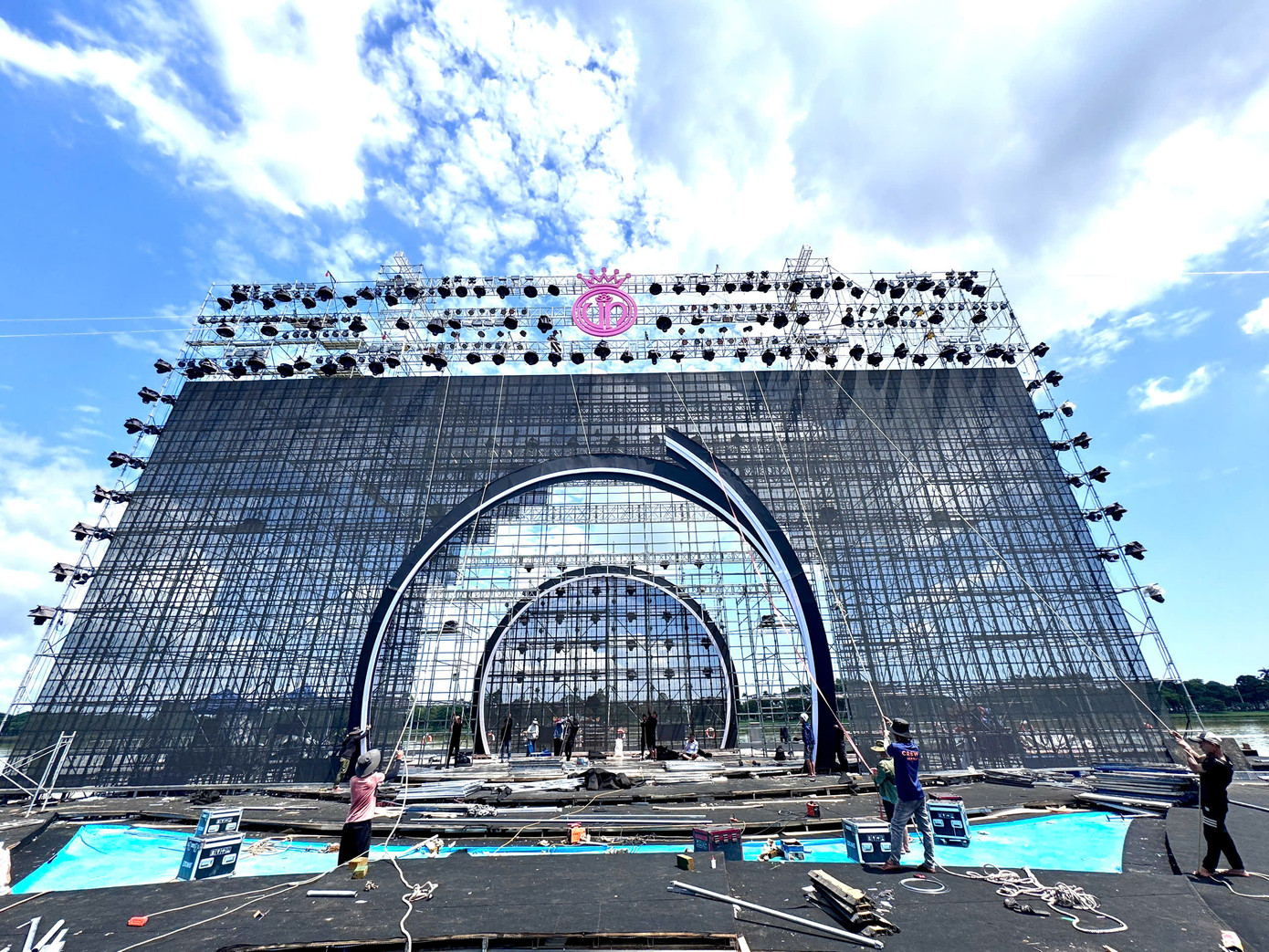 Đến nay, công tác thi công sân khấu được gấp rút triển khai để kịp tiến độ. Sân khấu chung kết Hoa hậu Việt Nam 2024 được thiết kế nổi trên mặt nước sông Hương với khoảng 300 tấn thiết bị. Đây cũng là lần đầu trong lịch sử cuộc thi Hoa hậu Việt Nam, sân khấu được thiết kế hoàn toàn trên sông.