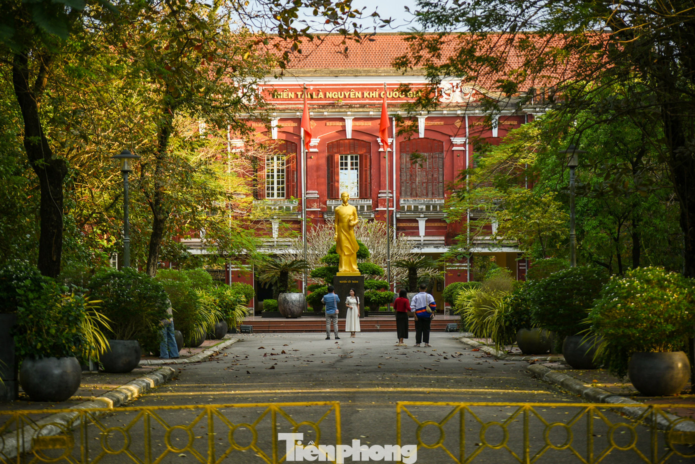 Trường Quốc học Huế nổi bật với cánh cổng sơn màu đỏ rực rỡ. Đây cũng là ngôi trường danh tiếng nhất của Huế với chất lượng giảng dạy tốt và nhiều học sinh đạt kết quả học tập xuất sắc. Trường Quốc học Huế từng là nơi theo học của Chủ tịch Hồ Chí Minh, Đại tướng Võ Nguyên Giáp, Tổng Bí thư Trần Phú...