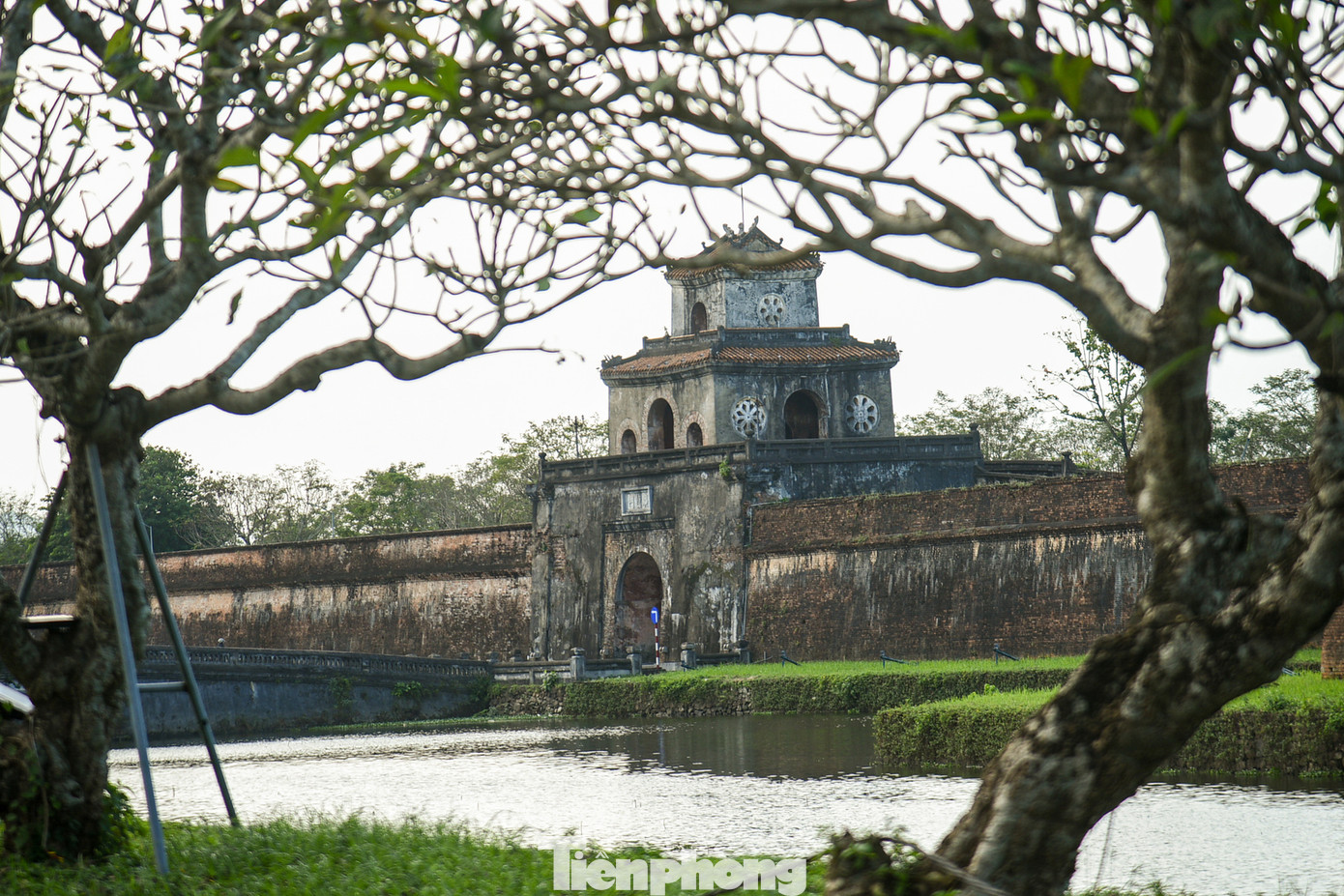 Kinh thành Huế được khởi công xây dựng từ năm 1805, hoàn thành năm 1832, nằm bên bờ Bắc của sông Hương, quay mặt về hướng Nam, gồm ba toà thành lồng vào nhau, được bố trí đăng đối trên một trục dọc, xuyên suốt từ mặt Nam ra mặt Bắc, xung quanh có 10 cửa chính và hệ thống vọng canh, hào nước…