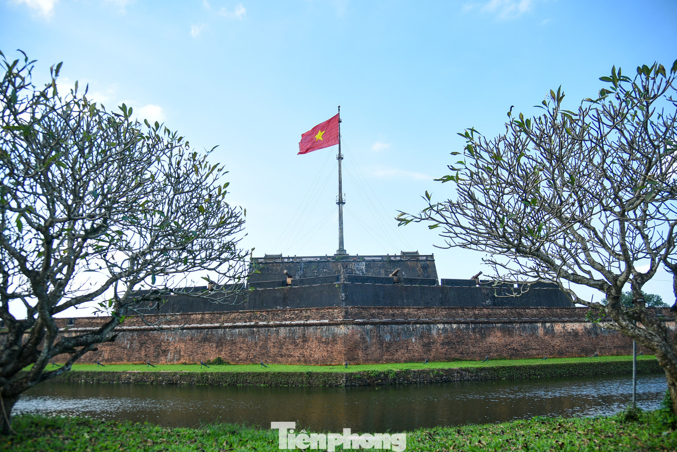 Điểm đến đầu tiên không thể bỏ sót khi đến Huế là Đại nội - Kinh thành Huế. Đại nội là tên gọi phổ biến dùng cho cụm công trình Hoàng thành và Tử Cấm Thành trong Kinh thành Huế. Đại nội có hơn 140 công trình lớn nhỏ phục vụ cho bộ máy chính quyền trung ương, với hệ thống cổng thành cũng đồ sộ không kém.