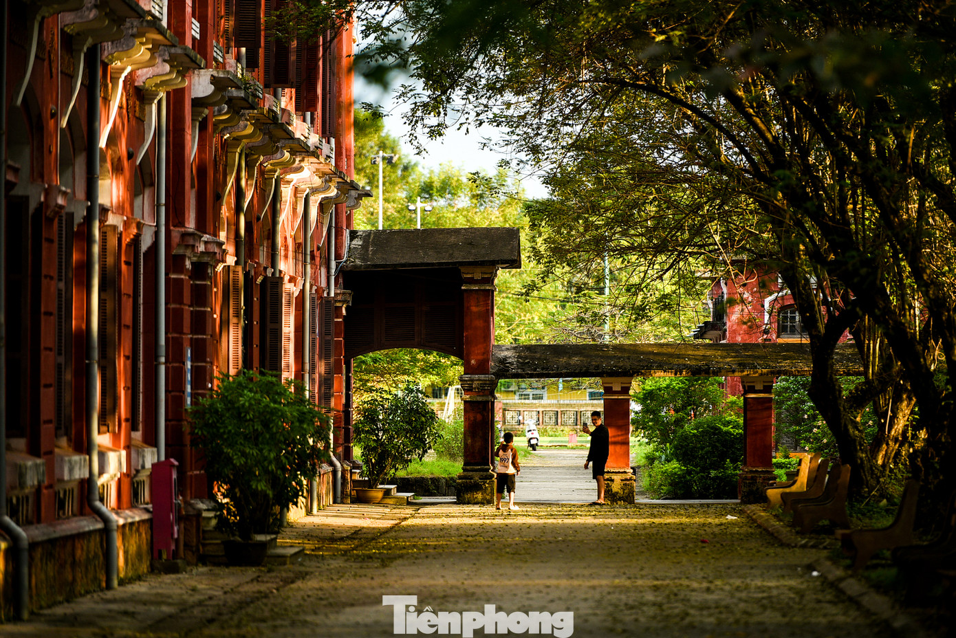 Đến trường Quốc học Huế, du khách có thể dễ dàng tìm được địa điểm để có một bộ ảnh rất đẹp tại trường. Tuy nhiên, cũng có một vài lưu ý khi muốn có bộ ảnh ưng ý tại đây. Du khách không thể ghé thăm trường bất cứ khi nào mình muốn, vì ngoài là điểm check-in, nơi đây vẫn là trường học, phần lớn thời gian dành cho công tác giảng dạy. Từ thứ hai đến thứ bảy, trường Quốc học Huế chỉ mở cửa đón du khách vào buổi chiều. Vào chủ nhật, trường mở cửa cả ngày đón du khách tham quan. Trang phục vào trường cần lịch sự, tránh hở hang để hợp với môi trường sư phạm.