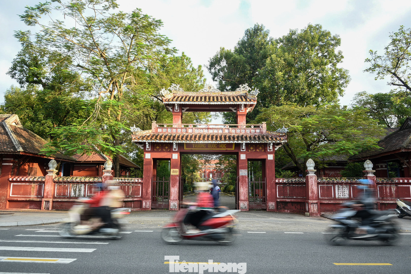 Trường Quốc học Huế cũng là điểm check-in hàng đầu tại Huế. Ngôi trường cổ kính hàng trăm năm tuổi nằm bên dòng sông Hương thơ mộng và ở ngay giữa trung tâm thành phố Huế, khiến khách du lịch không thể rời mắt khi đến Huế.