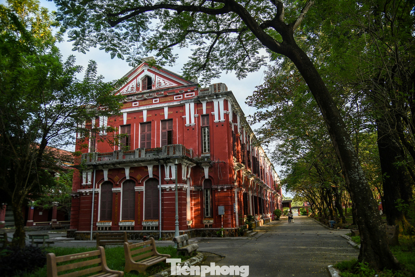 Trường Quốc học Huế nổi bật với cánh cổng sơn màu đỏ rực rỡ. Đây cũng là ngôi trường danh tiếng nhất của Huế với chất lượng giảng dạy tốt và nhiều học sinh đạt kết quả học tập xuất sắc. Trường Quốc học Huế từng là nơi theo học của Chủ tịch Hồ Chí Minh, Đại tướng Võ Nguyên Giáp, Tổng Bí thư Trần Phú...