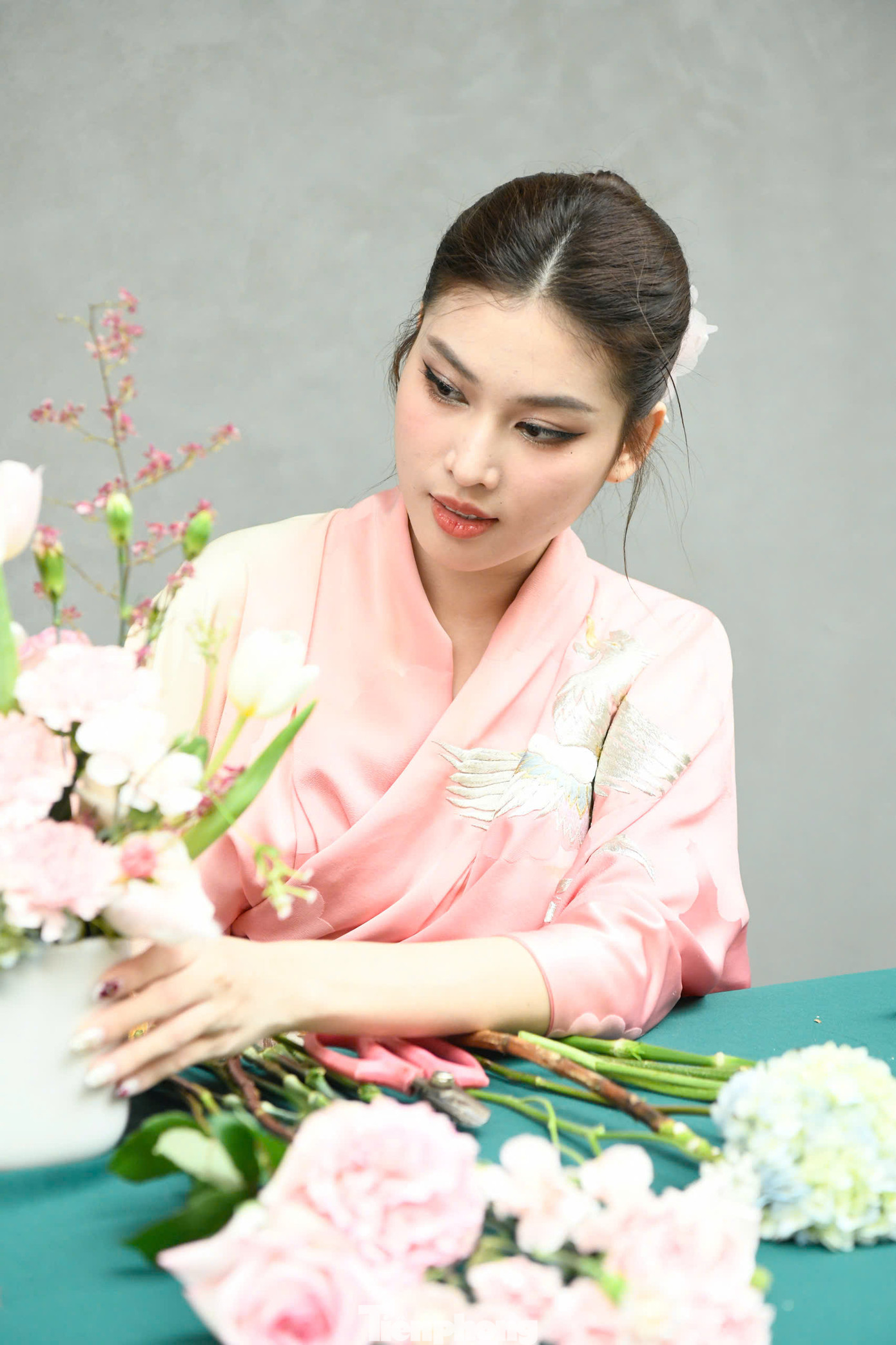 Á hậu Ngọc Thảo chỉnh sửa từng bông hoa để hoàn thành bình hoa ikebana. Đây là lần đầu Ngọc Thảo trải nghiệm, tìm hiểu về nghệ thuật văn hóa chỉ có ở Nhật Bản.