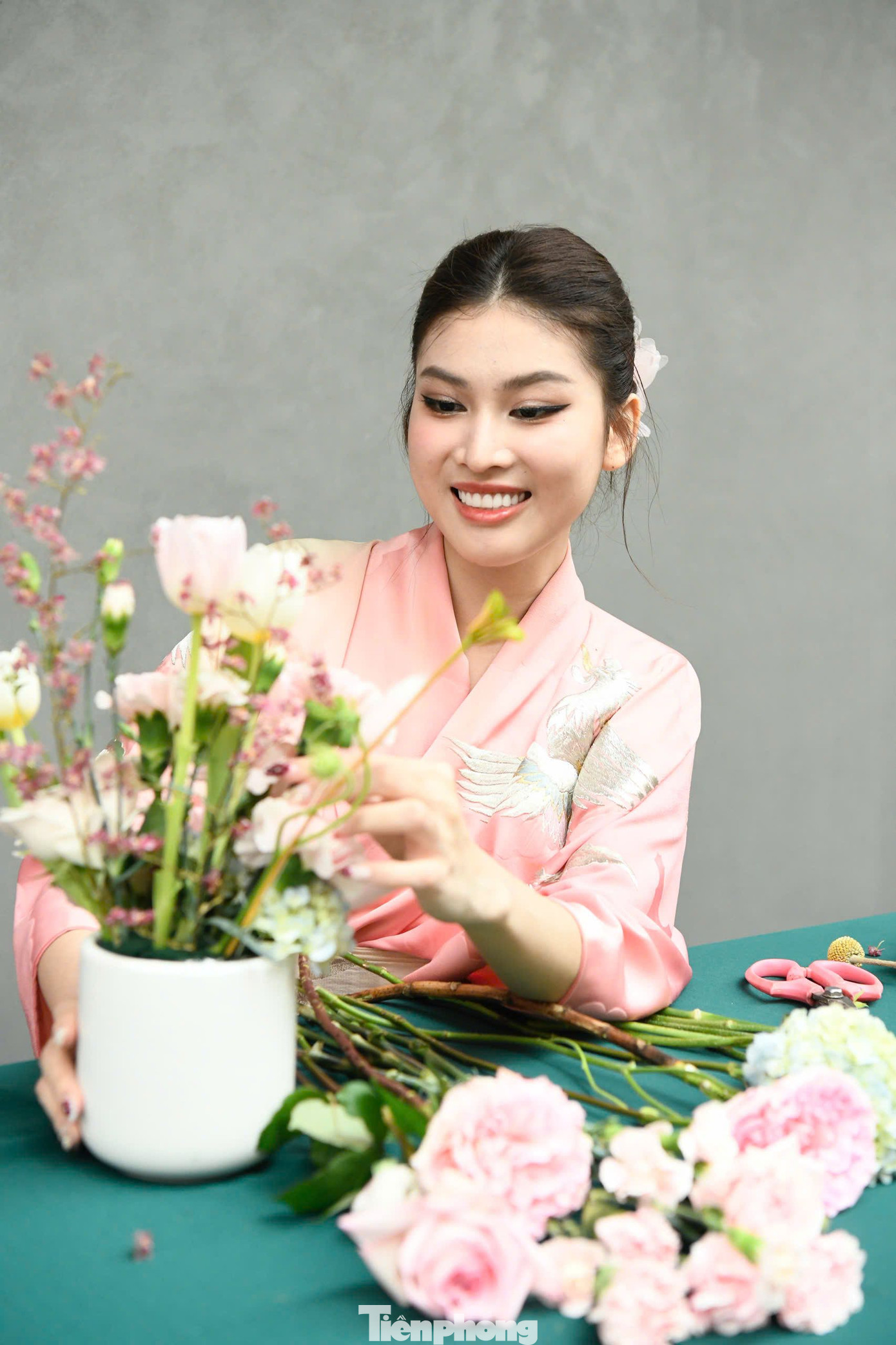 Á hậu Ngọc Thảo chỉnh sửa từng bông hoa để hoàn thành bình hoa ikebana. Đây là lần đầu Ngọc Thảo trải nghiệm, tìm hiểu về nghệ thuật văn hóa chỉ có ở Nhật Bản.