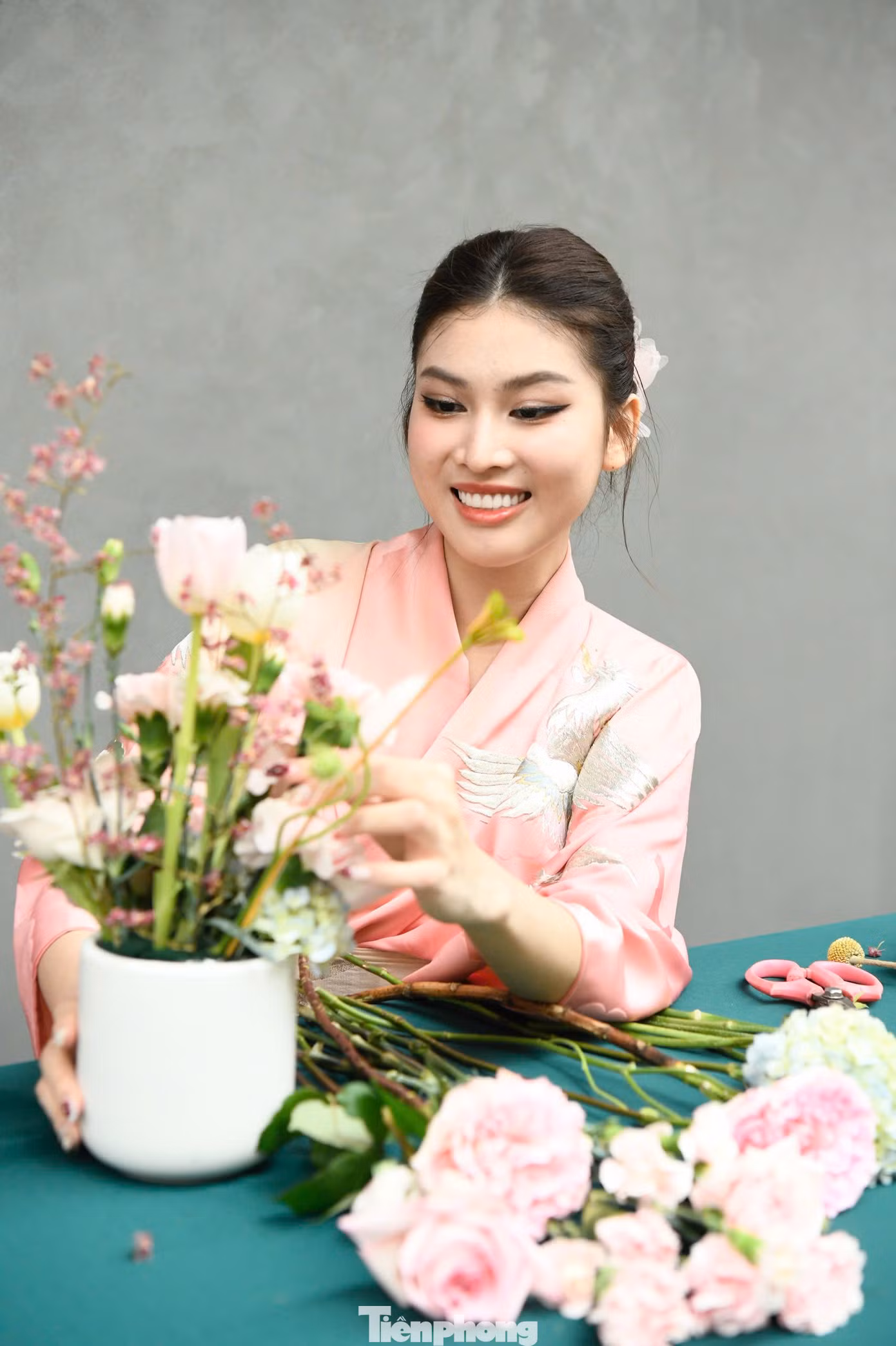 Á hậu Ngọc Thảo chỉnh sửa từng bông hoa để hoàn thành bình hoa ikebana. Đây là lần đầu Ngọc Thảo trải nghiệm, tìm hiểu về nghệ thuật văn hóa chỉ có ở Nhật Bản.