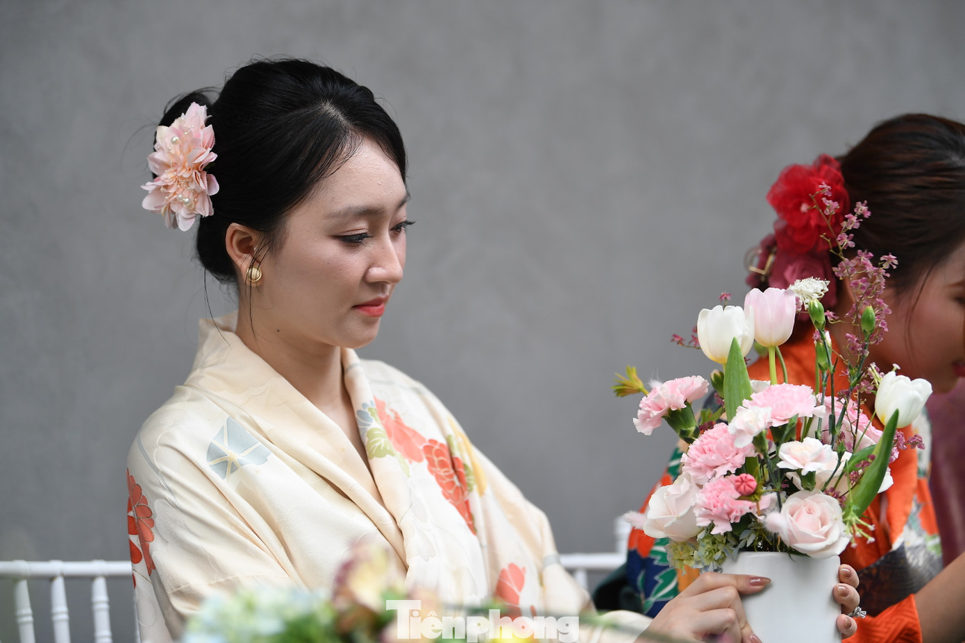 Với nhiều người, qua việc thực hành cắm hoa ikebana góp phần mang thiên nhiên tới gần hơn với đời sống thường ngày, giúp người thực hành hiểu và khám phá vẻ đẹp của cỏ cây hoa lá và có cái nhìn an hòa, tĩnh tại hơn trong đời sống.