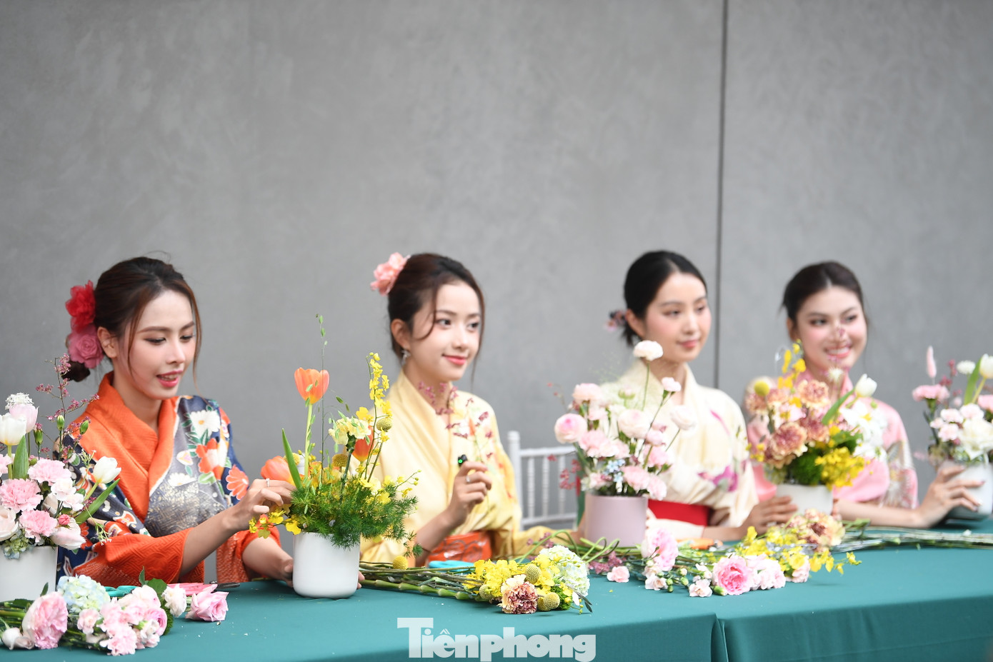 Các Á hậu, người đẹp chăm chú, làm theo hướng dẫn của nghệ nhân cắm hoa ikebana.
