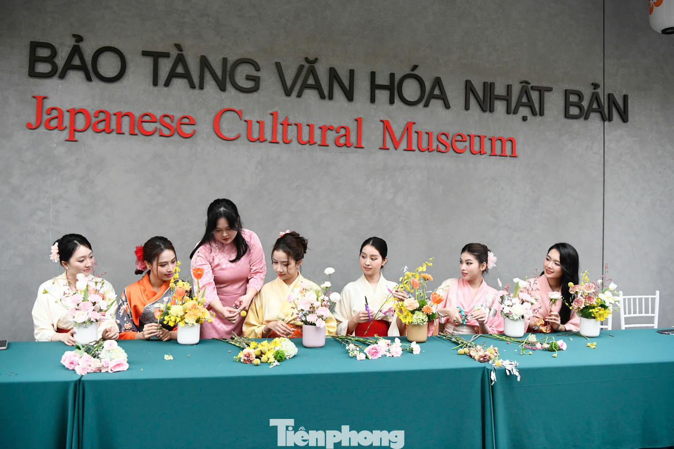 Chiều 15/3, Á hậu Ngọc Thảo, Ngọc Hằng cùng dàn người đẹp: Giáng My, Thanh Tâm, Ngọc Mai, Kim Trà My đã có buổi trải nghiệm đáng nhớ khi khám phá văn hóa Nhật Bản. Đây là một trong những hoạt động nằm trong chương trình Chủ Nhật Đỏ - &quot;Giọt hồng cội Việt&quot; tại Lynn Times Thanh Thủy (Phú Thọ).