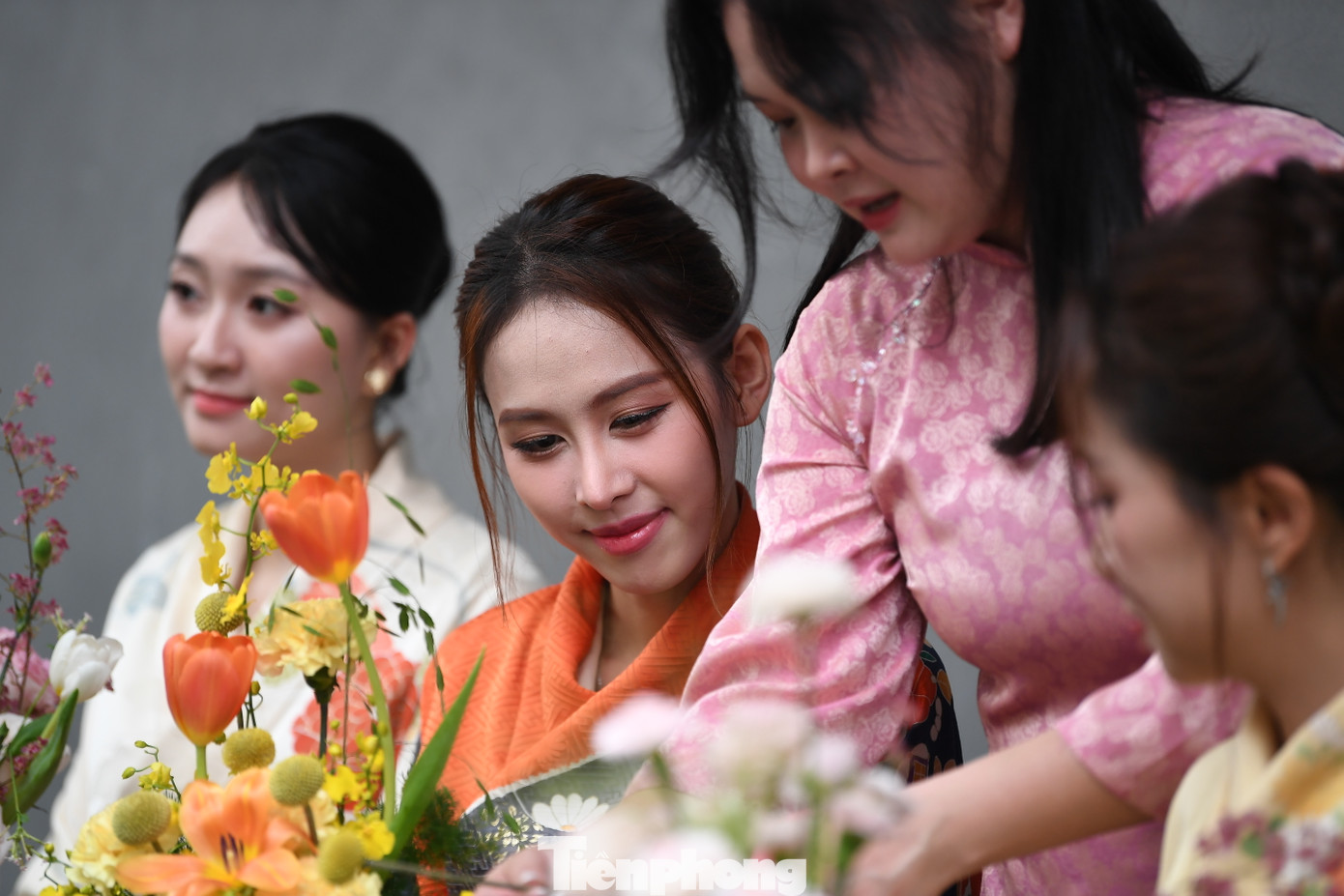 Các Á hậu, người đẹp chăm chú, làm theo hướng dẫn của nghệ nhân cắm hoa ikebana.