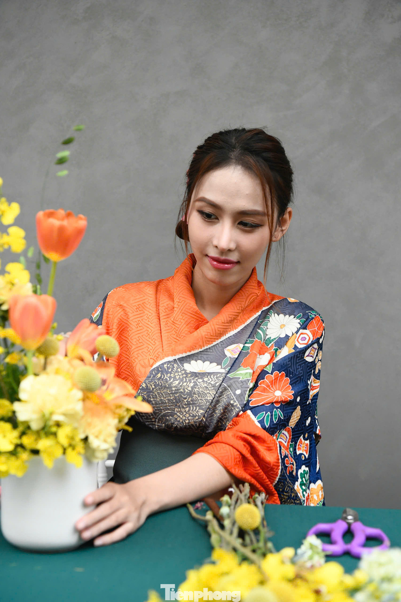 Nghệ thuật cắm hoa ikebana xuất hiện từ thế kỷ thứ VII, khi Phật giáo từ Trung Hoa du nhập vào Nhật Bản. Nghệ thuật này xuất phát từ phong tục sắp xếp hoa trước hình ảnh Đức Phật. Theo thời gian, phong cách cắm hoa này ngày càng trở nên tinh vi và phức tạp.