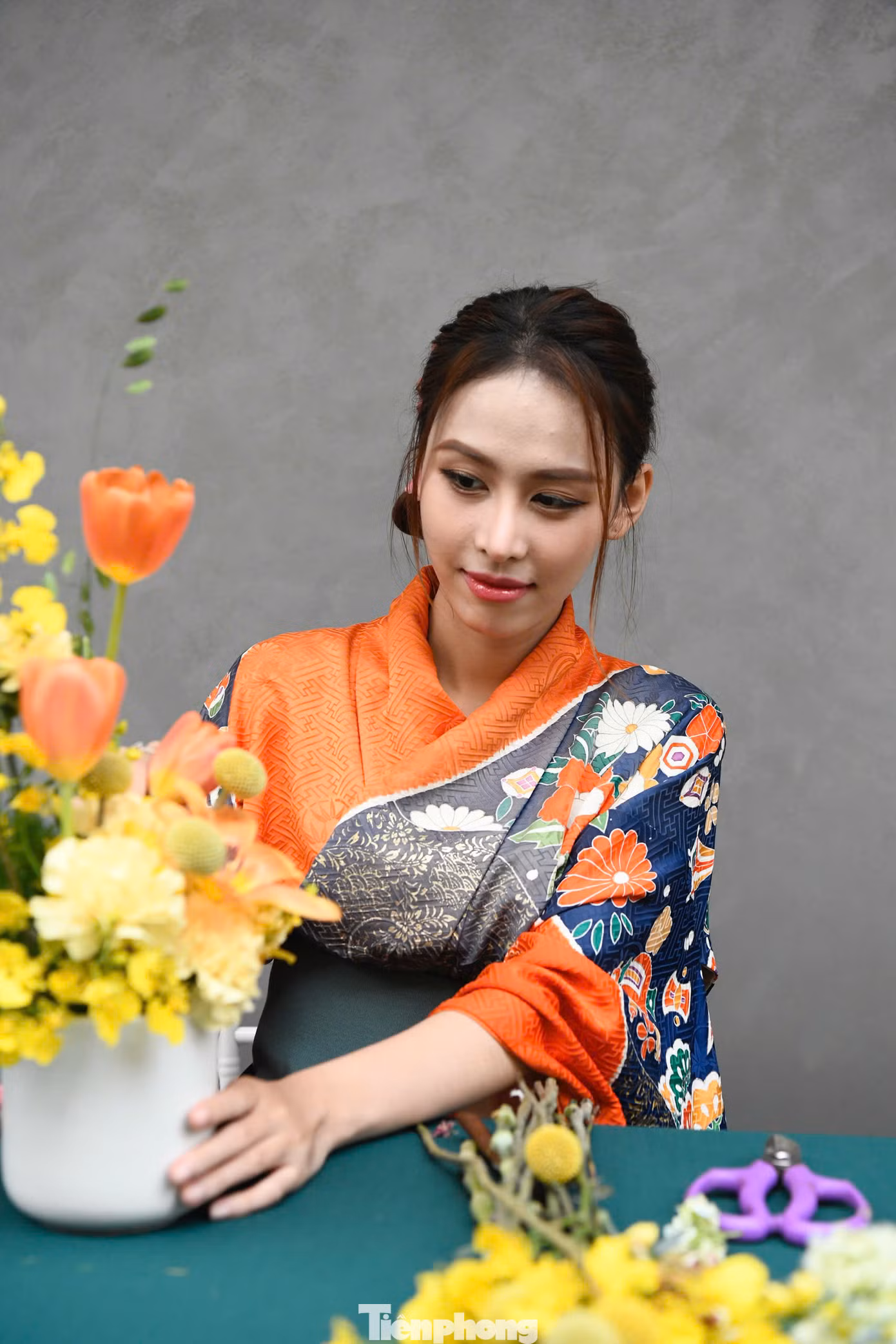 Nghệ thuật cắm hoa ikebana xuất hiện từ thế kỷ thứ VII, khi Phật giáo từ Trung Hoa du nhập vào Nhật Bản. Nghệ thuật này xuất phát từ phong tục sắp xếp hoa trước hình ảnh Đức Phật. Theo thời gian, phong cách cắm hoa này ngày càng trở nên tinh vi và phức tạp.