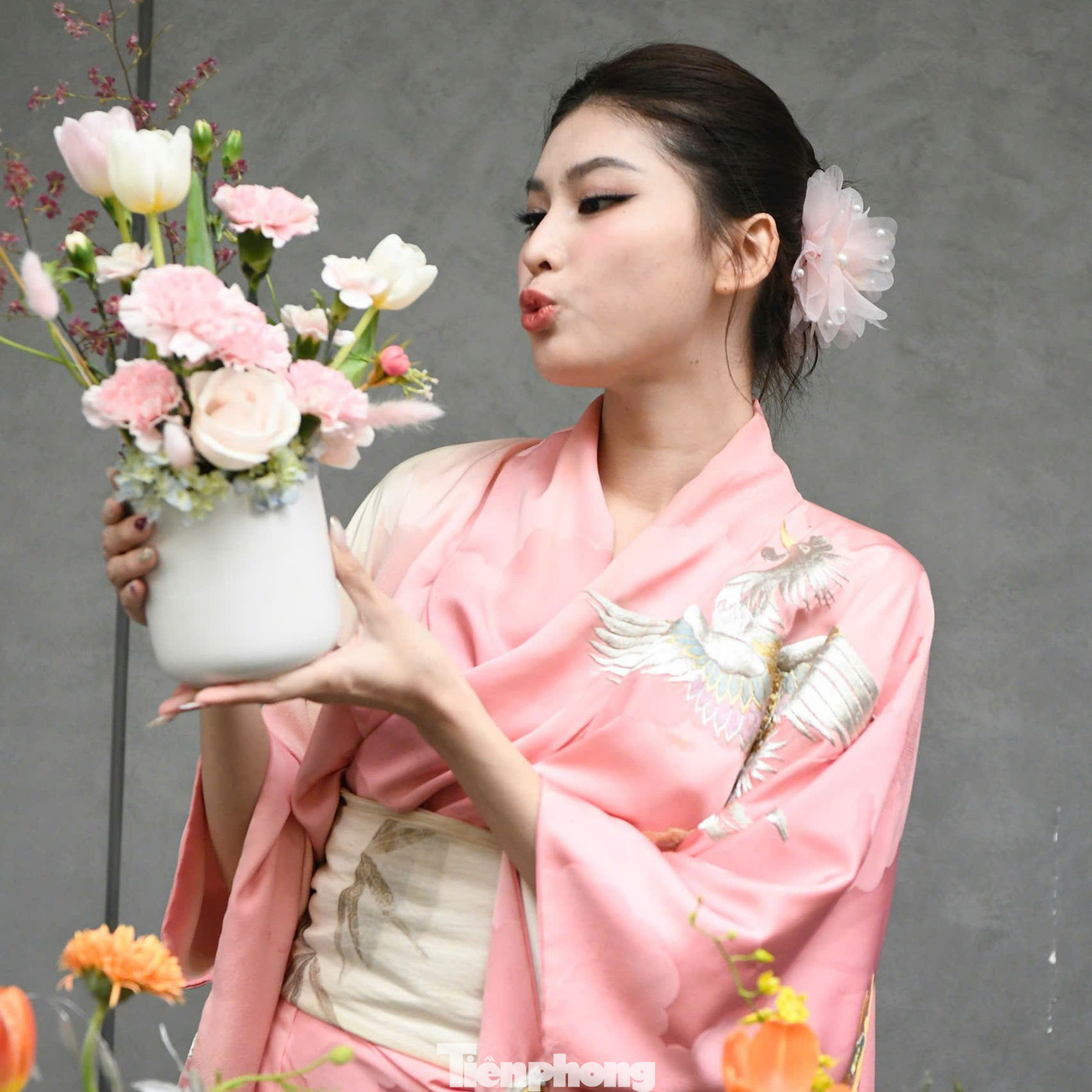 Với sự trợ giúp của nghệ nhân cắm hoa, sau 30&apos; thực hành, Á hậu Ngọc Thảo cũng không ngần ngại khoe bình hoa thành phẩm của mình.