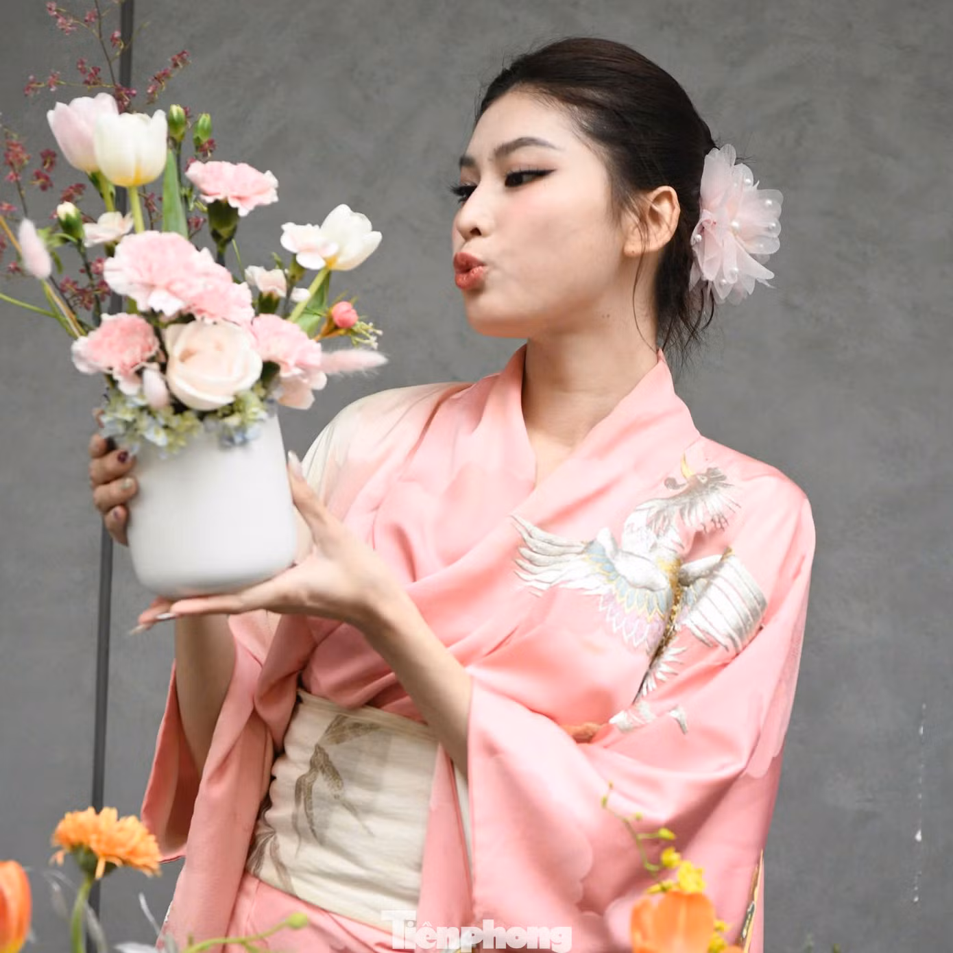 Với sự trợ giúp của nghệ nhân cắm hoa, sau 30' thực hành, Á hậu Ngọc Thảo cũng không ngần ngại khoe bình hoa thành phẩm của mình.
