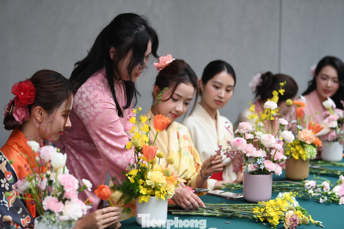 Các Á hậu, người đẹp chăm chú, làm theo hướng dẫn của nghệ nhân cắm hoa ikebana.