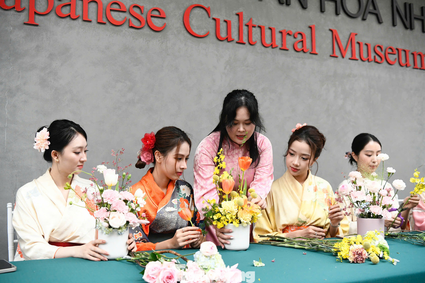 Dàn Á hậu, người đẹp cùng trải nghiệm nghệ thuật cắm hoa Ikebana độc đáo đến từ đất nước Mặt trời mọc. Nghệ thuật cắm hoa Nhật Bản ikebana có hàng trăm năm lịch sử và được yêu thích bởi sự tinh tế, nhạy cảm hơn những phương pháp cắm hoa khác.