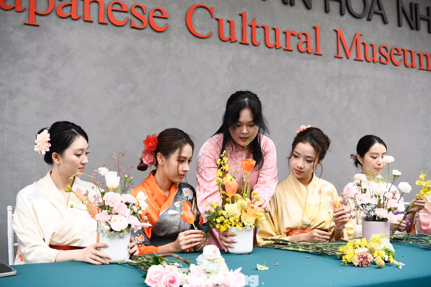 Dàn Á hậu, người đẹp cùng trải nghiệm nghệ thuật cắm hoa Ikebana độc đáo đến từ đất nước Mặt trời mọc. Nghệ thuật cắm hoa Nhật Bản ikebana có hàng trăm năm lịch sử và được yêu thích bởi sự tinh tế, nhạy cảm hơn những phương pháp cắm hoa khác.