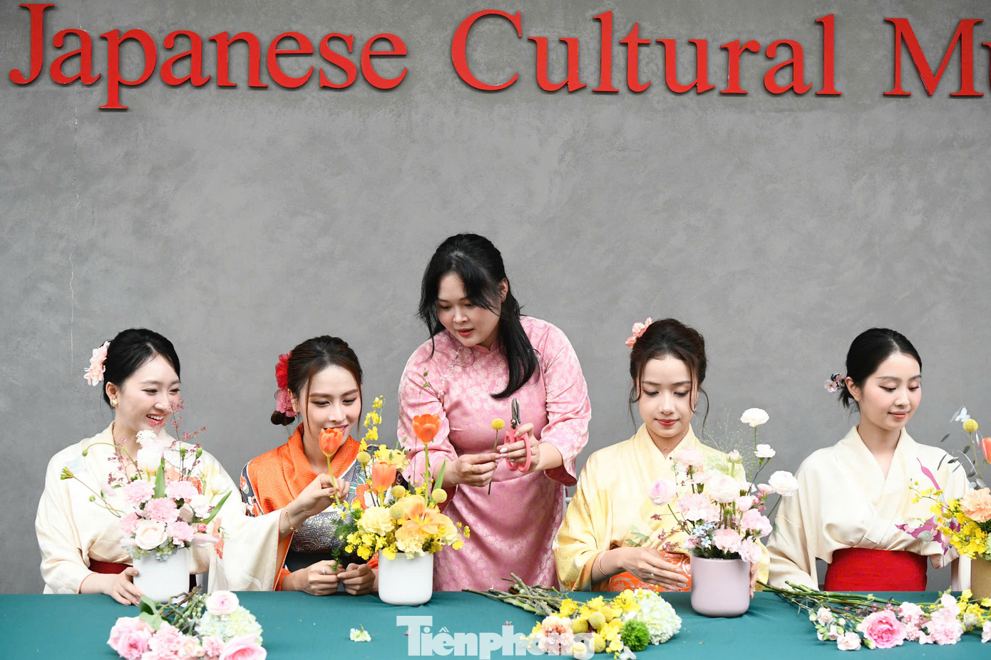 Dàn Á hậu, người đẹp cùng trải nghiệm nghệ thuật cắm hoa Ikebana độc đáo đến từ đất nước Mặt trời mọc. Nghệ thuật cắm hoa Nhật Bản ikebana có hàng trăm năm lịch sử và được yêu thích bởi sự tinh tế, nhạy cảm hơn những phương pháp cắm hoa khác.