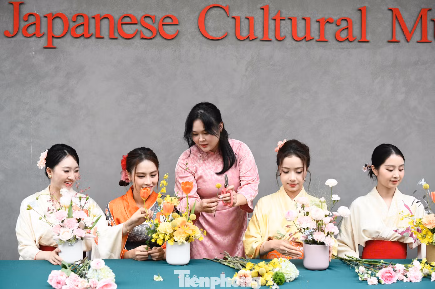 Dàn Á hậu, người đẹp cùng trải nghiệm nghệ thuật cắm hoa Ikebana độc đáo đến từ đất nước Mặt trời mọc. Nghệ thuật cắm hoa Nhật Bản ikebana có hàng trăm năm lịch sử và được yêu thích bởi sự tinh tế, nhạy cảm hơn những phương pháp cắm hoa khác.
