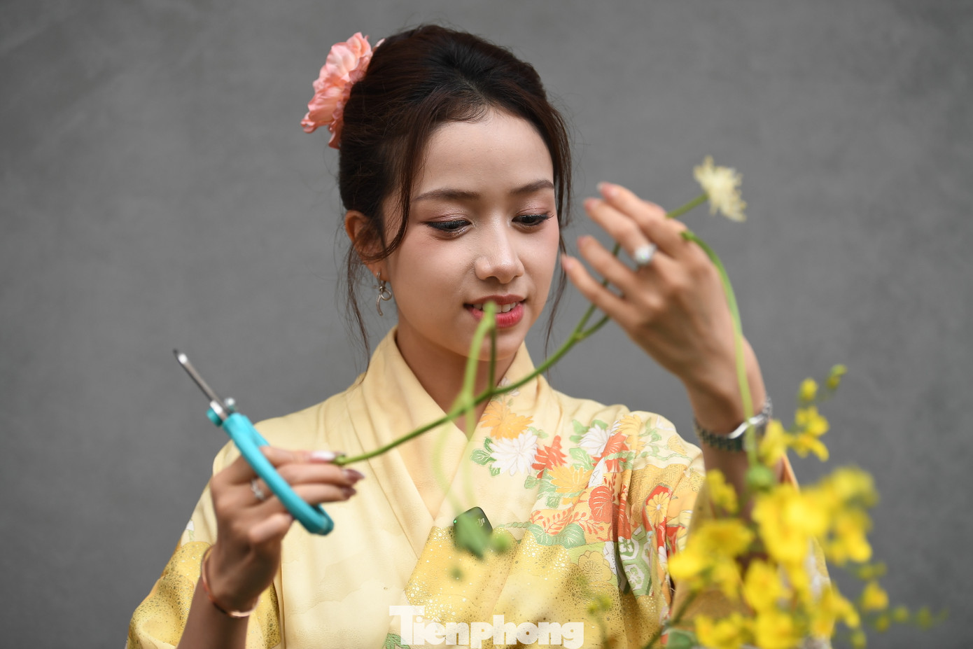 Với nhiều người, qua việc thực hành cắm hoa ikebana góp phần mang thiên nhiên tới gần hơn với đời sống thường ngày, giúp người thực hành hiểu và khám phá vẻ đẹp của cỏ cây hoa lá và có cái nhìn an hòa, tĩnh tại hơn trong đời sống.